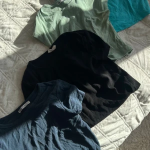 4 basic t-shirt XS  - 4  t-shirt med rund hals från basicantics i storlek XS. Modellen är klassisk och har korta ärmar, tillverkad i mjuk bomull. Perfekt för dig som gillar enkla och stilrena plagg. Passar dig som vill ha en basic tee i garderoben. Jag säljer alla 4 för 300kr !!!