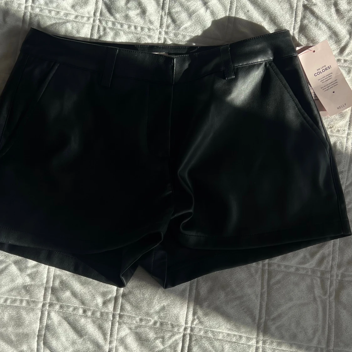 Svarta PU-shorts från Nelly