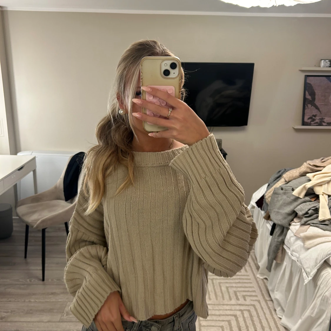 Beige ribbstickad offshoulder tröja - 3