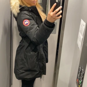 Canada goose svart  - Äkta jacka! Dags att sälja min älskade jacka, pga att jag köpt en ny. Detta är en jacka som man aldrig tröttnar på och håller dig väldigt varm under de kalla vinter dagarna. ❤️⛄️