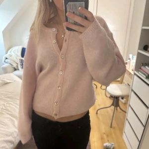 Snygg rosa kofta - Jättefin rosa kofta från Gina trickot i storlek xs men passar xs-m💕