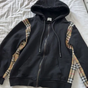 Burberry hoodie  - Fräch burberry hoodie size s men lite smalaren size vid midjan o så så xs hade typ sagt men funkar s ochså. Är öppen för byten💯
