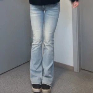 Ljusblåa cheap monday jeans - Fina cheap monday jeans i storlek 27/32. Nysick utan prislapp. Jag är 172 som referens💗