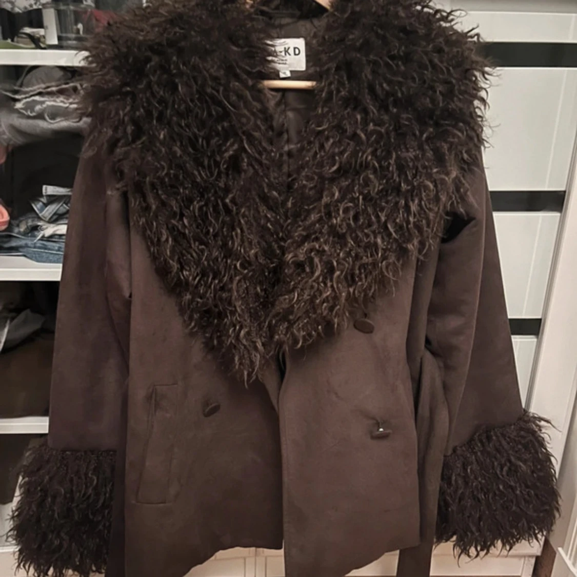 Brun pälsjacka från NA-KD med bälte - 3