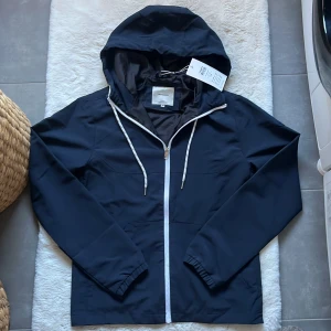 Jack & Jones windbreaker  - Super snygg sprillans ny windbreaker från jack and jones. Skick 10/10 aldrig använd. Strl xs-s. 