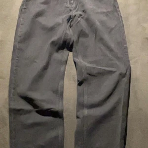 Svarta loose fit jeans från Karve w28 - Svarta jeans från Karve i loose fit-modell med raka ben / lite baggy passform. Jeansen är storlek w28. Jeansen är ändast använda ett fåtal gånger och har inga defekter. Säljer dom pga att de inte längre passar. 