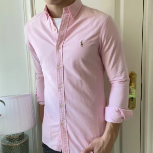 Ralph Lauren skjorta  - Ralph Lauren skjorta, S slim fit, inga defekter! Modellen är 180,75 kg. Riktigt skön skjorta som passar till allt! 👔 Kom med frågor, löser gärna bundle deals ☺️