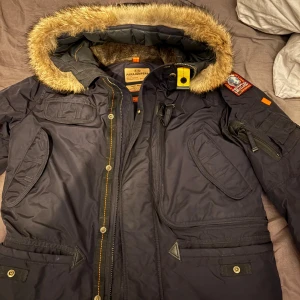 Parajumper vinterjacka - Parajumper vinterjacka i storlek Young medium. Äkta päls 