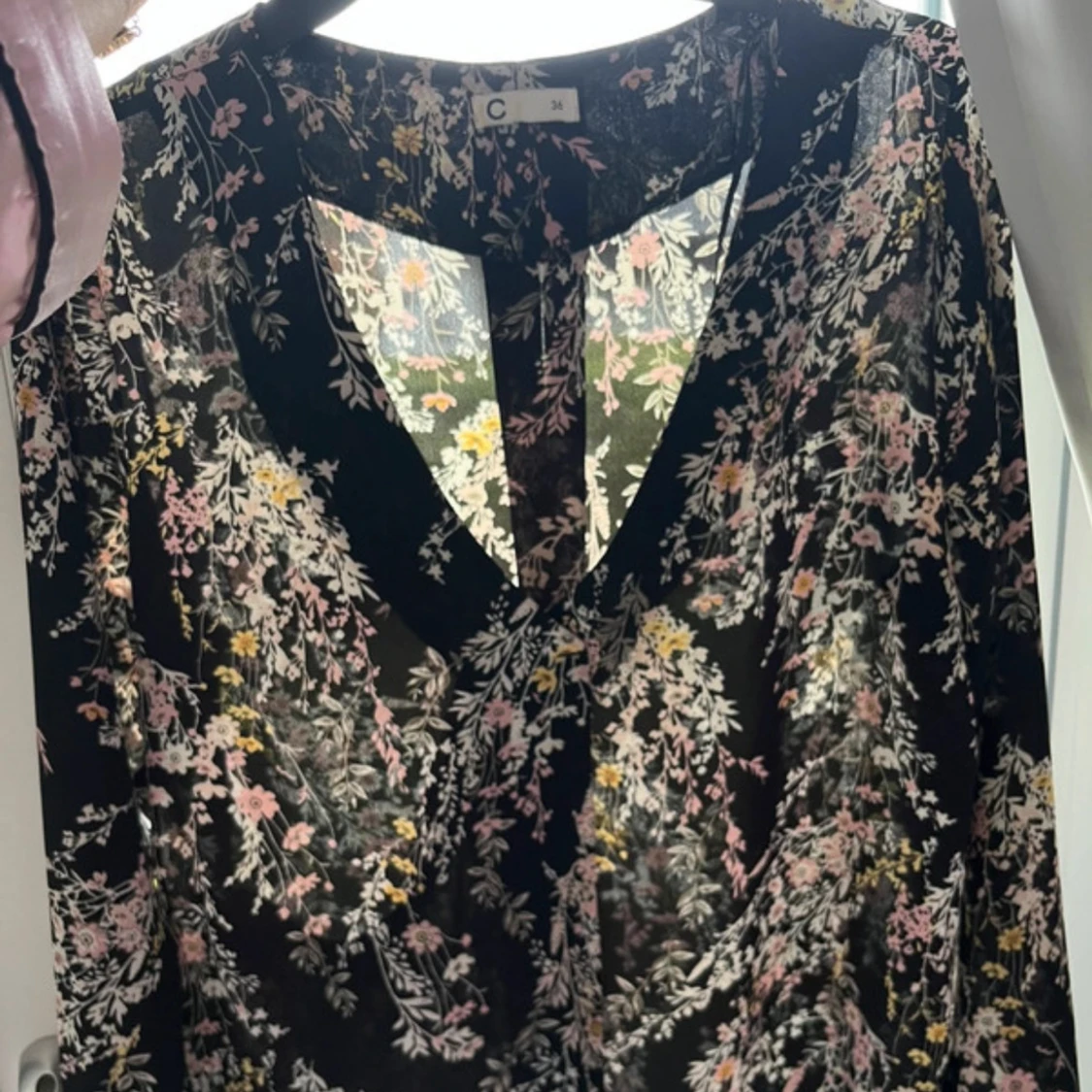 Svart blommig kortklänning från Cubus - 1