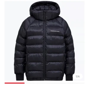 Svart pufferjacka Peak Performance - Säljer en svart pufferjacka från Peak Performance med huva och dragkedja framtill. Jackan är köpt på Intersport och är i storlek 150. Den har ett litet hål som knappt syns som är ihop sytt, skriv om ni vill ha bilder eller undrar något❤️