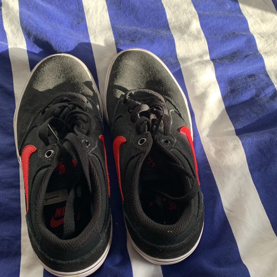 Svarta Nike sneakers med röd swoosh