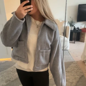Grå kappa - Säljer en grå gosig jacka som jag köpte på vila förra hösten. Den kostade 400kr och har aldrig använt den. 