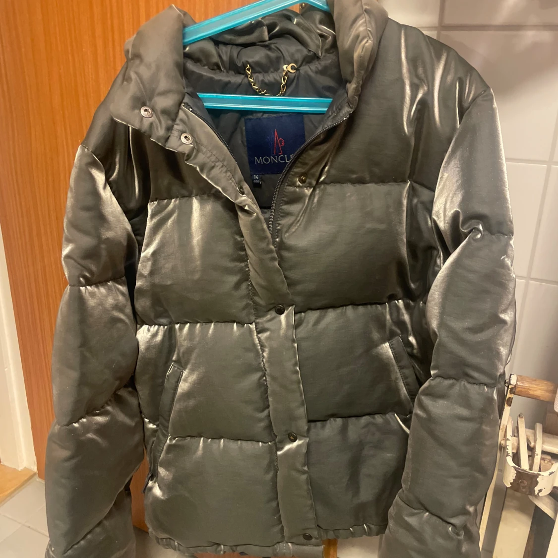 Glansig grå pufferjacka från Moncler