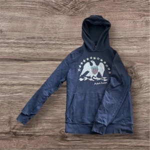 Denim & supply ralph lauren hoodie  - En riktigt snygg ralph lauren hoodie med snyggt tryck, det är storlek M, inga skavanker förutom att snöre fattas. 