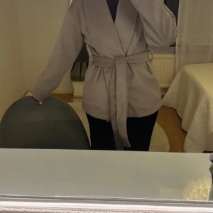 Beige omlottjacka med bälte - Säljer nu en beige kappa med skärp i storlek S-M. Aldrig använts och i nyttskick❣️