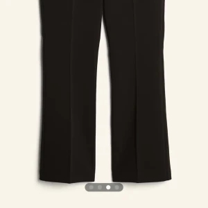 Svarta kostymbyxor, flare - Snygga svarta kostymbyxor från Bikbok, helt nya.  Byxorna har pressveck framtill för en clean look. Retur ej möjlig då vi tog av lapparna. Säljes för 350kr. Nypris 499kr. 