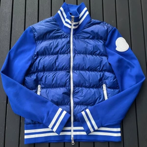 Moncler cardigan - Moncler cardigan i mycket bra skick utöver jättelitet slitage som syns på bild 3, utöver de nyskick, jätte sällsynt model