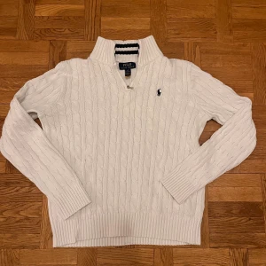 Vit kabelstickad tröja Polo Ralph Lauren - Kabelstickad vit tröja från Polo Ralph Lauren. Använd rätt mycket men är i topp skick, inga skavanker. Nypris ligger på 1600kr. Passar best om du är mellan 160 till 170