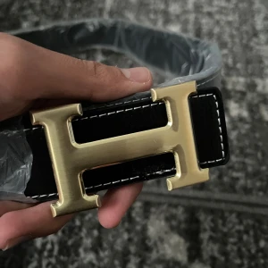 H bälte i svart med guldig buckla - Helt nytt bälte i svart, ej riktig men perfekt för outfits. Kom dm för frågor👍🏼