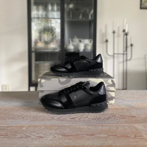 Valentino rockrunners - Tjena!! Säljer min nästan helt nya Valentino Garavanis. Dom är svarta storlek 43 och i toppskick!!. Tveka inte att skriv vid intresse och priset kan diskuteras vid snabb affär