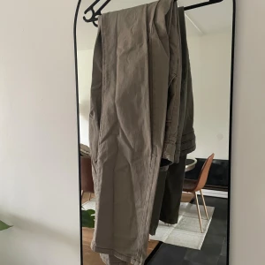 Mörk beiga chinos - Väldigt fina lite mörkare beiga chinos, ser väldigt ljusa ut på bild 3 o 4 men färgen stämmer på bild 1 o 2. 💕