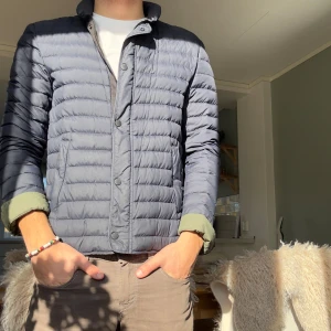 Herno liknande jacka (Boomerang) - Säljer en tvärfet jacka från Boomerang som liknar herno jackor. Denna jacka är köpt ny för 5000kr men säljer för endast 899! Passar till våren eller sommarkvällar då den ej är så tjock!