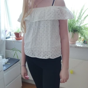 Topp volang, från Lindex - Beige/vit topp ifrån Lindex, volanger upptill, kan bäras på två olika sätta