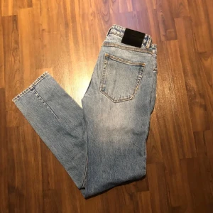Neuw Jeans - Tja! Säljer ett par tvär snygga Neuw jeans. Najs kvalité och skön tvätt. W29L32. Straightfit. Hör av dig om du har någon fundering!