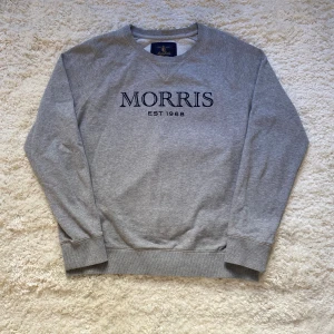 Grå Morris tröja - Skick 9/10, Inga tydliga defekter. Storlek M vilket passar 170-180cm. Gåva ingår vid köp!