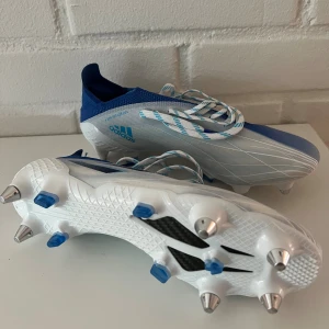 Adidas X Speedflow fotbollsskor - Säljer ett par adidas fotbollsskor, ADIDAS X SPEEDFLOW SG DIAMOND EDGE - VIT/NAVY/BLÅ. Skruvdobb.  Skorna är aldrig använda. Storlek 38 2/3. Bara att höra av dig om du har några frågor. Priset går att diskutera. Nypris~ 3000kr