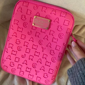 Rosa ipadfodral Marc by Marc Jacobs - Superfint fodral från Marc Jacobs💕 iprincip nyskick och den passar ipads 🥰