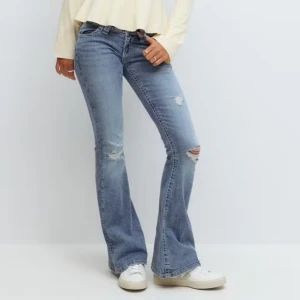 Lowwaist jeans från Gina - Supertrendiga och eftertraktade jeans från Gina! Helt slutsålda på deras hemsida och svåra att få tag på, jättefint skick! Använda ett fåtal gånger, inga defekter! Köptes för 400kr på Ginas hemsida🩵🙏🏼(399,95kr )