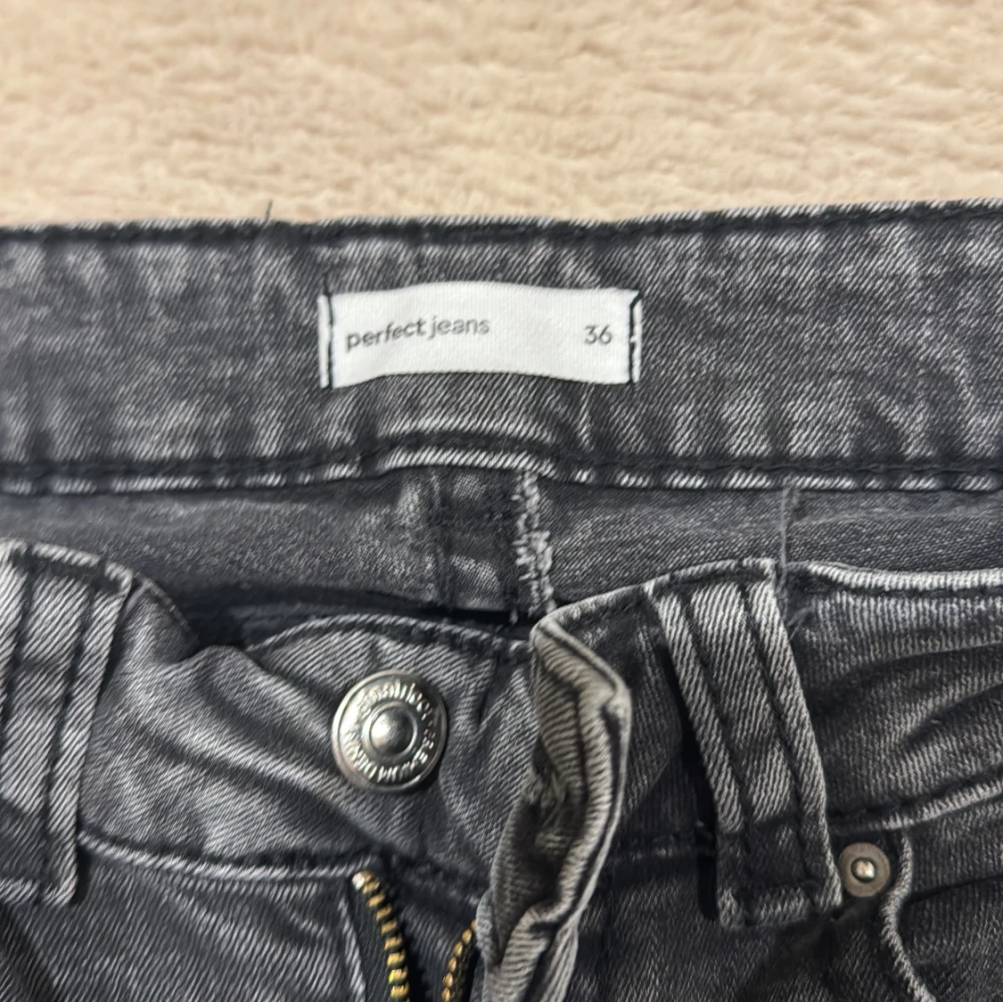 Grå bootcut jeans från Gina Tricot  - 4