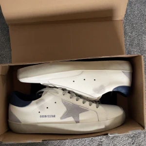 Golden goose skor - Ett par riktigt fräscha golden goose dojor som är helt nya🤩storlek 45 men sitter som 43/44 så var lite för små för mig. Nypris ca 5000kr. Mitt pris 2500kr. Köpta på plick