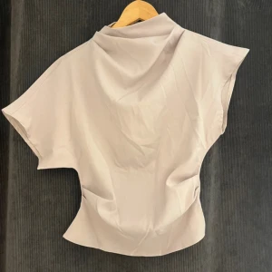 Beige topp - Superfin, helt ny!