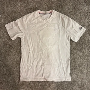 Moncler tshirt  - Storlek M, men passar S. Behöver strykas annars är den nästan ny 