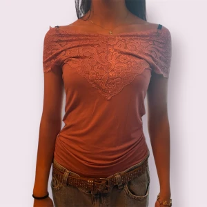 Rosa offshoulder topp med spets - Säljer en snygg rosa offshoulder topp med bred spetsdetalj över bröstet och axlarna! 