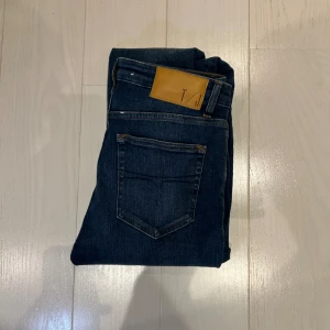 Mörkblå tiger of sweden jeans - Tja, säljer mina tiger of seden jeans dom är i storlek 30/32, och är i ny skick dom sitter slim. skriv vid minsta fundering.