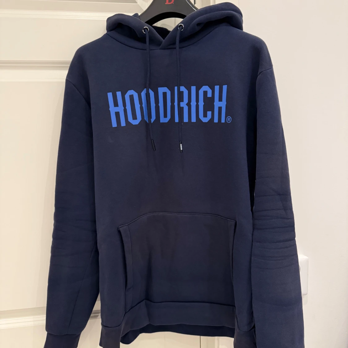 Marinblå hoodie från Hoodrich