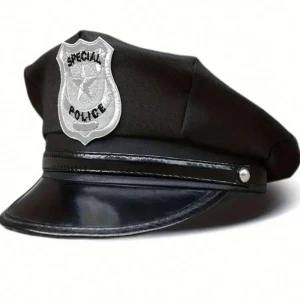 Svart polis-hatt med silvermärke HALLOWEEN - populär polishatt från shein, passar perfekt till halloween! Endast Andvönd en gång förra året 💓 Ända skillnaden från första bilden och mina egna är att polismärket inte har svarta detaljer !! Utan är hel blank
