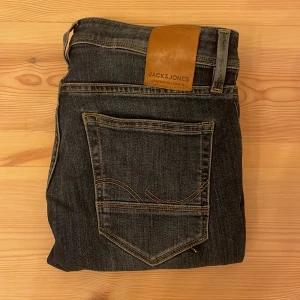 Mörkblå jeans från Jack & Jones - Säljer ett par riktigt feta Jack & Jones jeans efter att de tyvärr blivit för små (storlek 30 30)  de ser ut som nya utan några tecken på användning. Tveka inte att höra av er vid frågor eller funderingar. 