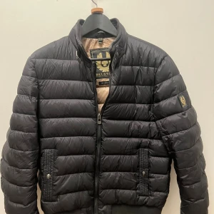 Belstaff circuit jacket - En fräsch och nästintill oanvänd belstaff jacka i perfekt skick! Säljer den därav jag skaffat en ny! Nypris-4200 mitt pris 1599. Hör av er vid funderingar!