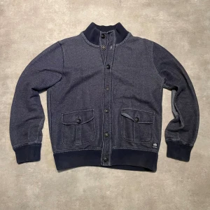 Tommy hillfiger cardigan  - Sjukt fet cardigan från hillfiger ! Vintage! Size xl men sitter som en Medium. Passar perfekt på mig som är runt 185! Massa diskreta detaljer ! Vid frågor kontakta . Allt gott