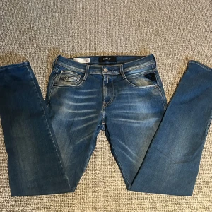 Replay jeans - Då var det dags att sälja replay jeansen då de inte längre passar. De är ett par Abbas i storlek W30, L32 med stretch vilket gör de riktigt sköna. Passar perfekt för dig runt 180cm. Jeansen har den klassiska 5 fick- designen✅Prisset kan diskuteras vid en smidig affär! Bara att höra av dig om du har fler frågor.🙌