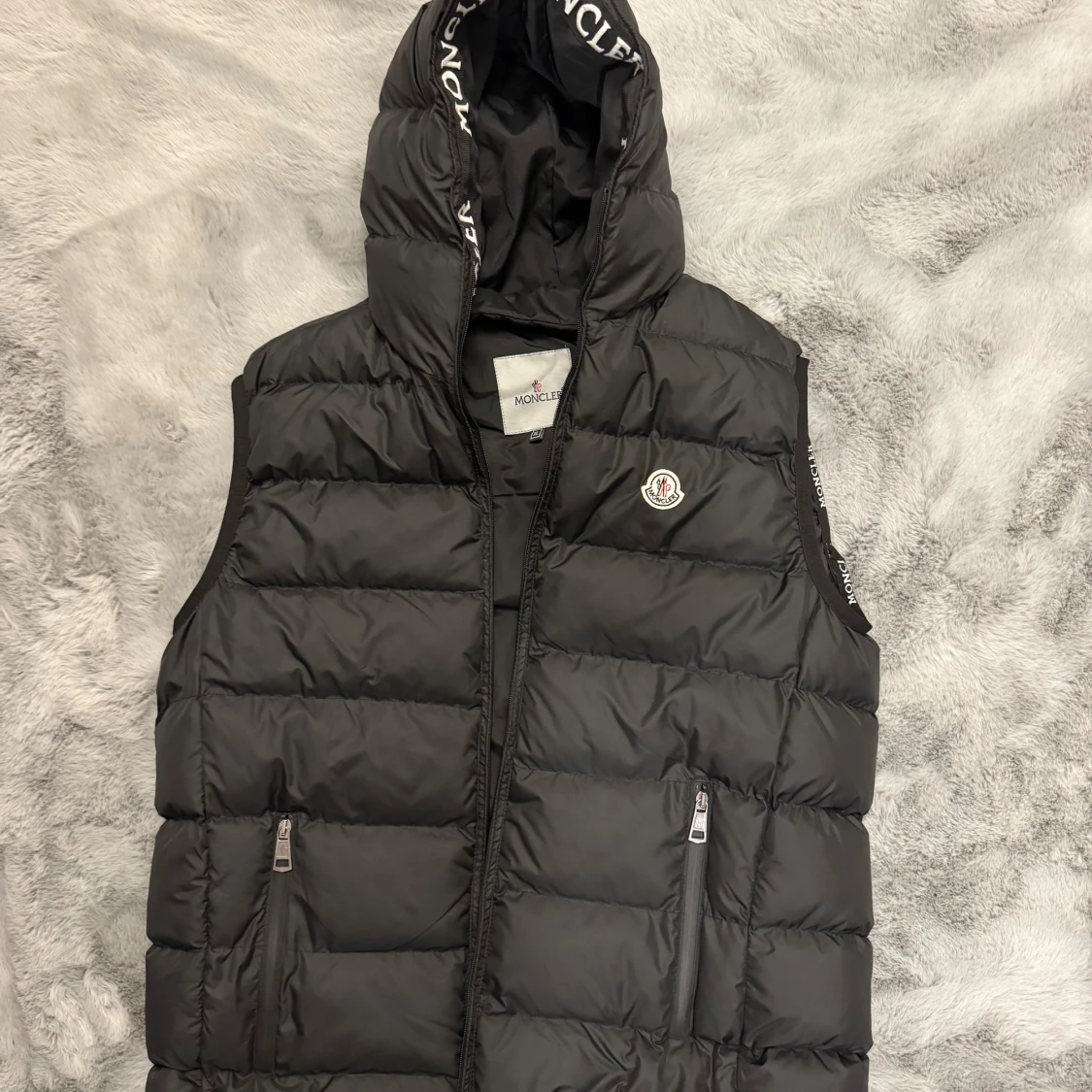 Svart dunväst från Moncler med huva