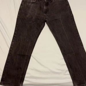 Jack & Jones svarta jeans straight fit 33/30 - Svarta jack & jones jeans med klassisk straight fit och fem fickor. Jeansen har en mörk tvätt och är tillverkade i slitstarkt denim. Passar dig som gillar tidlös stil och vill ha ett par jeans med snygg look och bekväm passform. Priset kan diskuteras