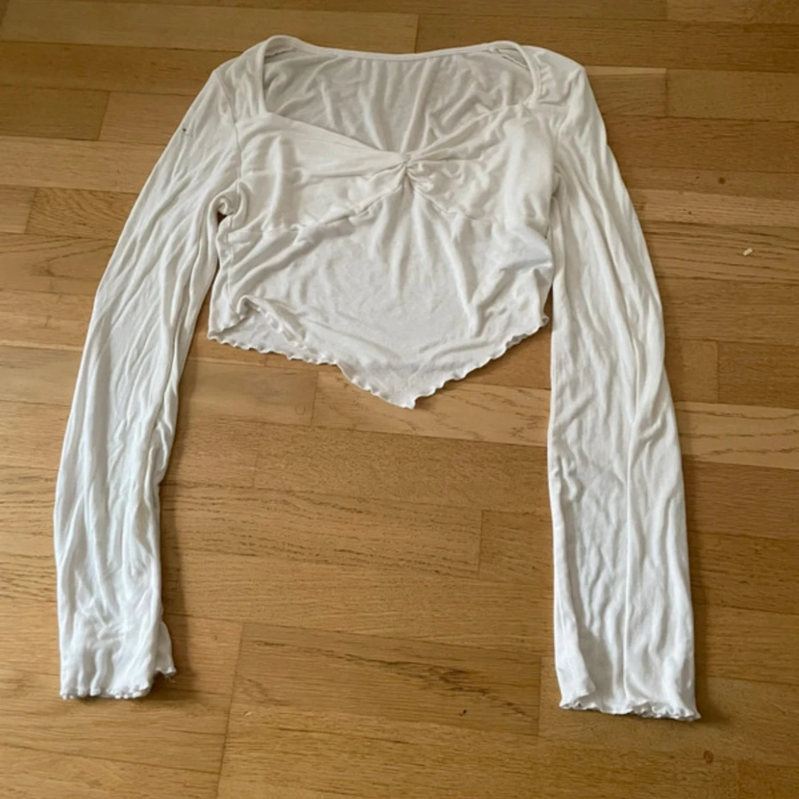 Vit långärmad croppad topp