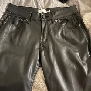 Svarta lågmdijade skinnbyxor  - Snygga svarta lågmidjade skinnbyxor ifrån lager 157, superfint skick 
