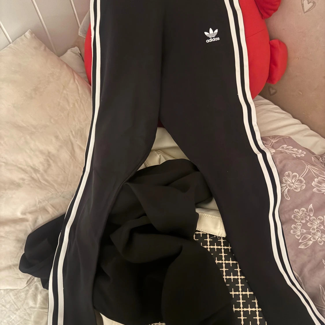 Svarta Adidas mjukisbyxor med vita ränder