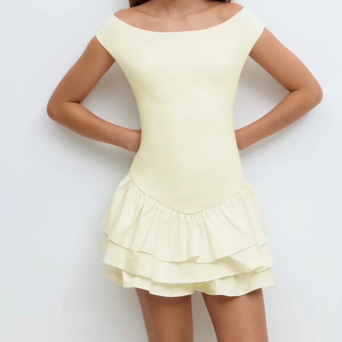 Ljusgul kort volangklänning - 1